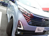 白い光で明るいLEDヘッドライト。フォグランプも装備して安全運転をサポート。トンネルなどで便利なオートライト、対向車や先行車・周囲の明るさでハイ/ローを自動で切替えるハイビームアシストも付いています!
