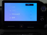 デイスプレイオーディオを装備。スマホとクルマをつなぐことで、いろんなサービスが楽しめます。(AppleCarplay/AndroidAuto 対応)