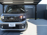 純正LEDヘッドライトは暗い夜道も明るく照らしナイトドライブをサポートいたします。