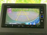 映像コンテンツを楽しめるモニターを搭載。停車時に映画や動画を鑑賞し、リラックスした時間を過ごせます。