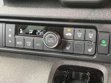 【オートエアコン】一度お好みの温度に設定すれば、車内の温度を検知し風量や温度を自動で調整。暑い&hellip;寒い&hellip;と何度もスイッチ操作をする必要はありません。快適な車内空間には必須の機能ですね♪