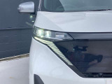 LEDヘッドランプ搭載。ヘッドランプのロービームに、発光ダイオード(LED)が使用されています。LEDヘッドランプには消費電力量が少ない、形状がコンパクト等の利点があります。