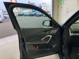 アンビエントライト:直接照明と間接照明を組み合わせて車内を印象深く演出し、寛ぎに満ちたインテリアの雰囲気を生み出します。