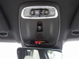 オーバーヘッドコンソールでは優しいLEDライトで車内を照らしてくれます。さらに気分に応じて6色のインテリアカラーを変更できます。