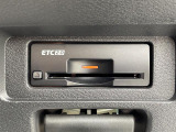 【ETC】有料道路を利用する際に料金所で停止することなく通過できる、ETC車載器(ノンストップ自動料金収受システム機器)が装備されています。セットアップを行うことで利用可能になります。