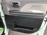 パワーウィンドウのスイッチですよ。運転席に居ながら窓を開け閉めのコントロールできますよ!ロック機能で、子供がイタズラして窓を開けるという事もなくなります!