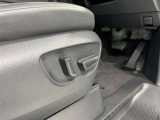 電動パワーシートです。 高級車によく付いてますね。 ポジションを細かく調整、出来るので長時間の運転もリラックスして出来ちゃいますね。