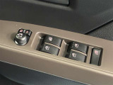 格納式リモコンドアミラーと、パワーウィンドウマスタースイッチです。車内の換気も運転席から簡単に行えます。