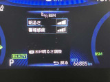 ブラインドスポットモニター付です。自車の左右後方の死角に存在する車両や急接近してくる車両をレーダーが検知しそれぞれのドアミラー内のLEDインジケーターが点灯しドライバーに教えてくれる装置です。