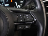 【マツダ・レーダー・クルーズ・コントロール】センサーが前方車を検知し、運転者がアクセルペダルやブレーキペダルを踏まなくても、設定した速度での走行や、前方車との車間距離を一定に保つ追従走行ができます。