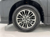 純正アルミホイールが車の雰囲気を引き立てますね!