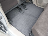 【フロアマット】フロアマットもキレイな状態となっております。ご納車前にも徹底的に洗浄・掃除した後ご納車させていただきます。お近くのホンダカーズ総社までお越しください。