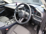運転席のドアを開け、乗り込む際のイメージです。足元には純正フロアマットも敷かれています。