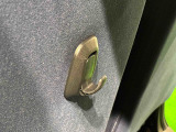 運転席&助手席の背面についたユーティリティフックには荷物がサッと掛けられます。