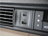 ◆USB接続端子◆スマホやiPodなどを接続して、いつもの音楽を車内でもお楽しみいただけます♪
