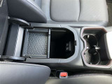 向かい側にサービス工場完備。車検・メンテもお任せください!
