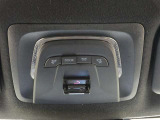 DCM(専用通信機)を使用し、クルマとトヨタスマートセンターが通信で繋がることで、毎日のカーライフをサポートします。なお無償でのご利用期間は限定されています。詳細は販売店スタッフまでおたずねください。