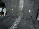 ◆ISOFIX◆シートベルトいらずでチャイルドシートと固定金具を連結するだけでガッチリ固定できます。