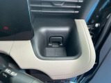運転席・助手席にドリンクホルダーが付いてとっても便利です。