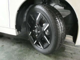 フロントタイヤの溝も十分に残っております。タイヤサイズは165/55R15となっております。