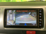 駐車時の後方視界をサポートするバックモニター。車幅感覚が分かりやすく、安全かつスムーズな後退をサポートします。