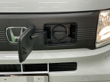 普通充電はフタを直接押し、急速充電は車内のボタンを操作して開け、あとは充電コネクターを差すだけで充電開始します。簡単な充電操作と、フタの開け方を変えることで差し間違いを防げる安心感。