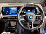 BMWのステアリングはドライバーと車体が一体感に感じれるような操作性を実現しております。また、握りやすさや操作性を向上するためにスイッチ類も配置されております。