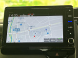 鮮明な地図表示で、スムーズなナビゲーションをサポート。目的地までの情報を分かりやすく確認でき、運転中の不安を軽減します。