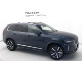 Volvo Cars appで車にリモートアクセスして、空調機能の操作や車の施錠・開錠、ソフトウェア更新などが可能です。エアコンやシートヒーターを操作して、出発前に車内を快適な温度に整えられます。