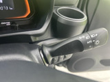 シンプルな操作で安全確認ができるウインカーレバーは、スムーズな車線変更や右左折をサポートします。視認性の高いデザインも魅力です。