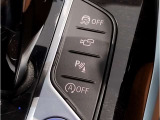 【ドライバーコックピット】人間工学に基づきドライバー中心にすべての操作パネルを設計。ドライバーが直感的に操作できる様にドライバー側にわずかに傾斜。常に運転に最適な姿勢/視線を保つ事が出来ます!