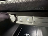 12Vのシガーソケットにナビに接続が可能なUSBポート、チャージャーがついています。