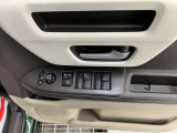 パワーウィンドウのスイッチですよ。運転席に居ながら窓を開け閉めのコントロールできます。