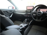 内装はシンプルに使い勝手を考え作られています。お車を運転する感覚をダイレクトに体感して頂けます。室内も広くロングドライブにも快適にお過ごしいただけます。