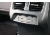 後部座席にも充電ソケットが装備されており、後部座席に座っている方も携帯電話等を充電することができます!