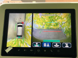 駐車時の安全性を高めるバックモニター。ガイドライン表示で、狭い場所でもスムーズな駐車操作をサポートします。後方確認もこれ一台で。
