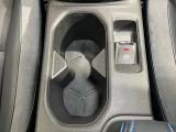 運転席・助手席のドリンクホルダーです。手のとどきやすい位置にあるので便利です
