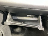 車検証など入れれるグローボックス★車検証はもちろん急な雨に備えて折りたたみ傘を収納するのもオススメです★