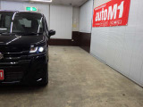当店では専任のメカニックが大切なお客様のお車を一台一台丁寧に整備いたします。自社認証工場にてリフトアップし下回りまでキッチリ検査いたします。