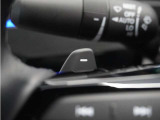 ◆減速セレクター◆ステアリングホイールの左右に取り付けられた2つのパドルスイッチで減速の強さを調整。 左側の「-」を操作すると減速を強く、右側の「+」を操作すると減速を弱くすることができます。