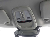 ルーフにあるボタンは、車両が始動しない場合、パンクした場合、または事故に遭った場合などの緊急時に支援の要請に使用できるため、安心感を高めることができます。