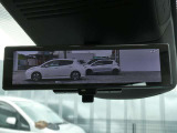 スマートルームミラー・車内の状況に関わらず、車両後方にあるカメラの映像をルームミラーに移します。