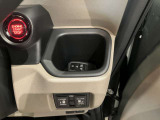 簡単に手の届く位置にある運転席側ドリンクホルダーです。
