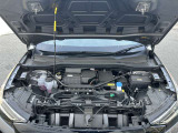 EVの心臓部は電動モーターです。電気を使用して回転力を生み出し、車輪を駆動します。モーターは瞬時にトルクを発生させるため、加速性能が非常に優れています。