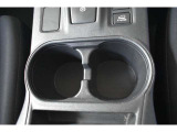 フロントカップホルダー装備ペットボトルなども置くことができます。