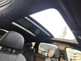 ●サンルーフ『天井の開放感を感じられ、風景を楽しむことができます。車のデザインにおいてもサンルーフは高級感やスタイリッシュさを演出します。』