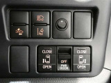 左右のパワースライドドアの開閉操作が運転席からも行えてとても便利です!