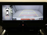 パノラミックビューモニターを装備。駐車場や交差点でクルマを真上から見るように周囲を確認できます。機能の詳細は販売店スタッフまでおたずねください。