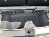 床下に大きな収納ボックスを装備。リッドを外せば背が高い荷物も収納可能です。