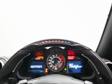 ハンドル上部のLEDは車がスピードアップしていくにつれシフトアップのタイミングを教えてくれます